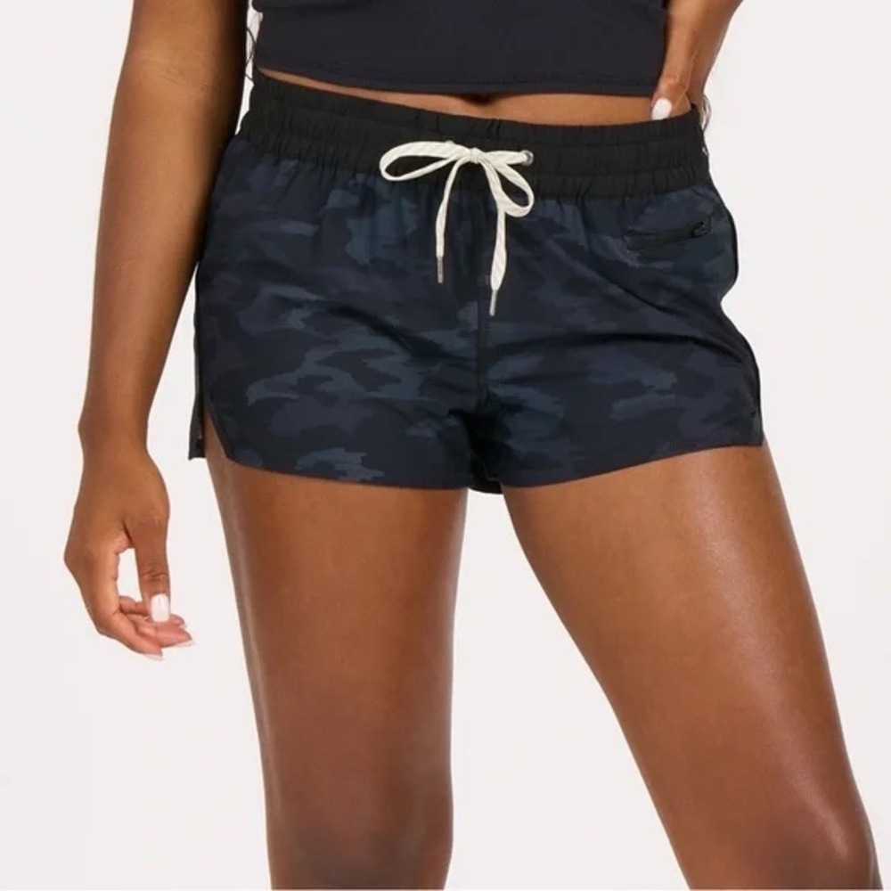 Vuori Clementine Black Watercolor Camo Performance Comfort Size XS EUC #VW304